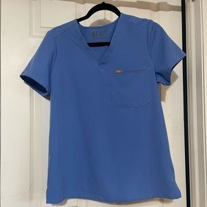 Wear FIGS Catarina scrub top size small in ceil blue